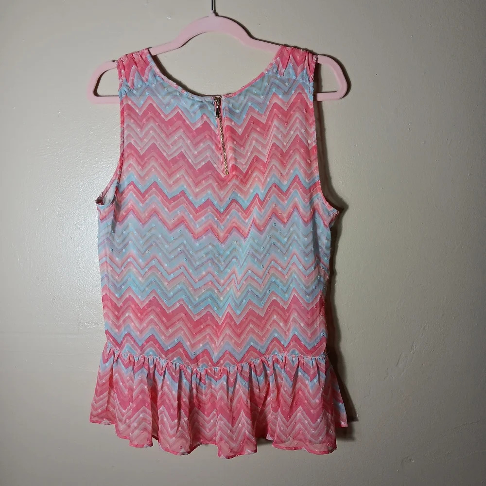 Elle sleeveless top with spring colors. Size Large - Picture 3 of 3